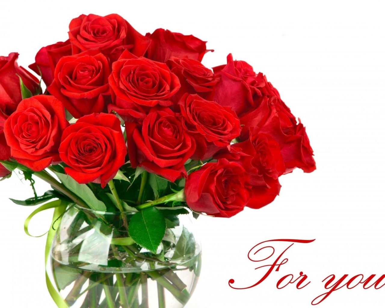 Букет красных роз на 8 марта в вазе