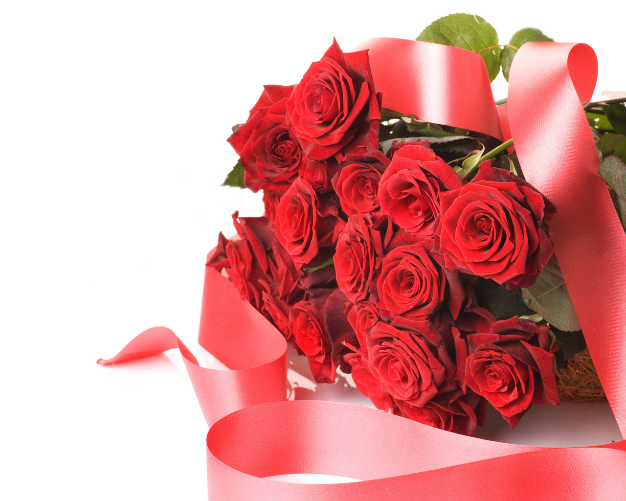 Букет красных роз с лентой  на 8 марта