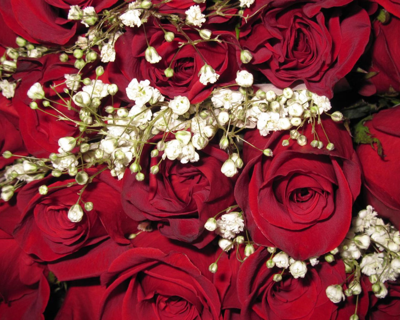 Украшенные красные розы в подарок женщинам на восьмое марта