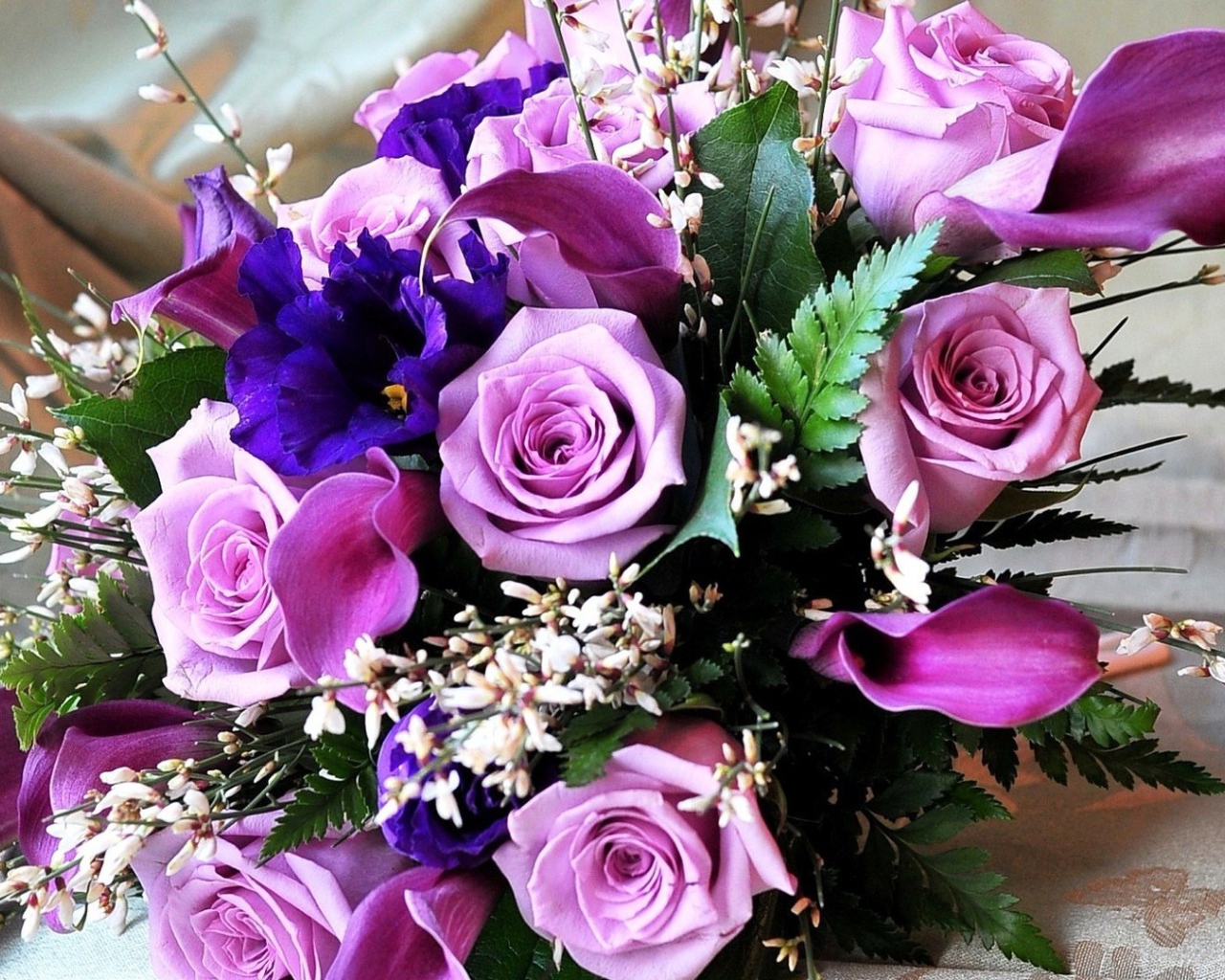 Фиолетовые розы в букете женщинам на восьмое марта