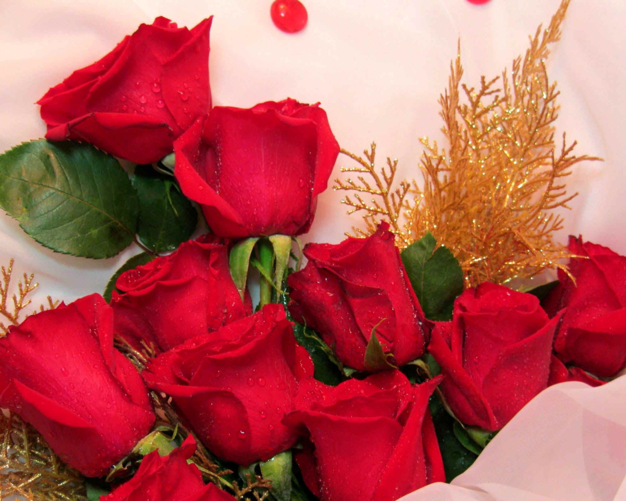 Красные розы для женщин на 8 марта