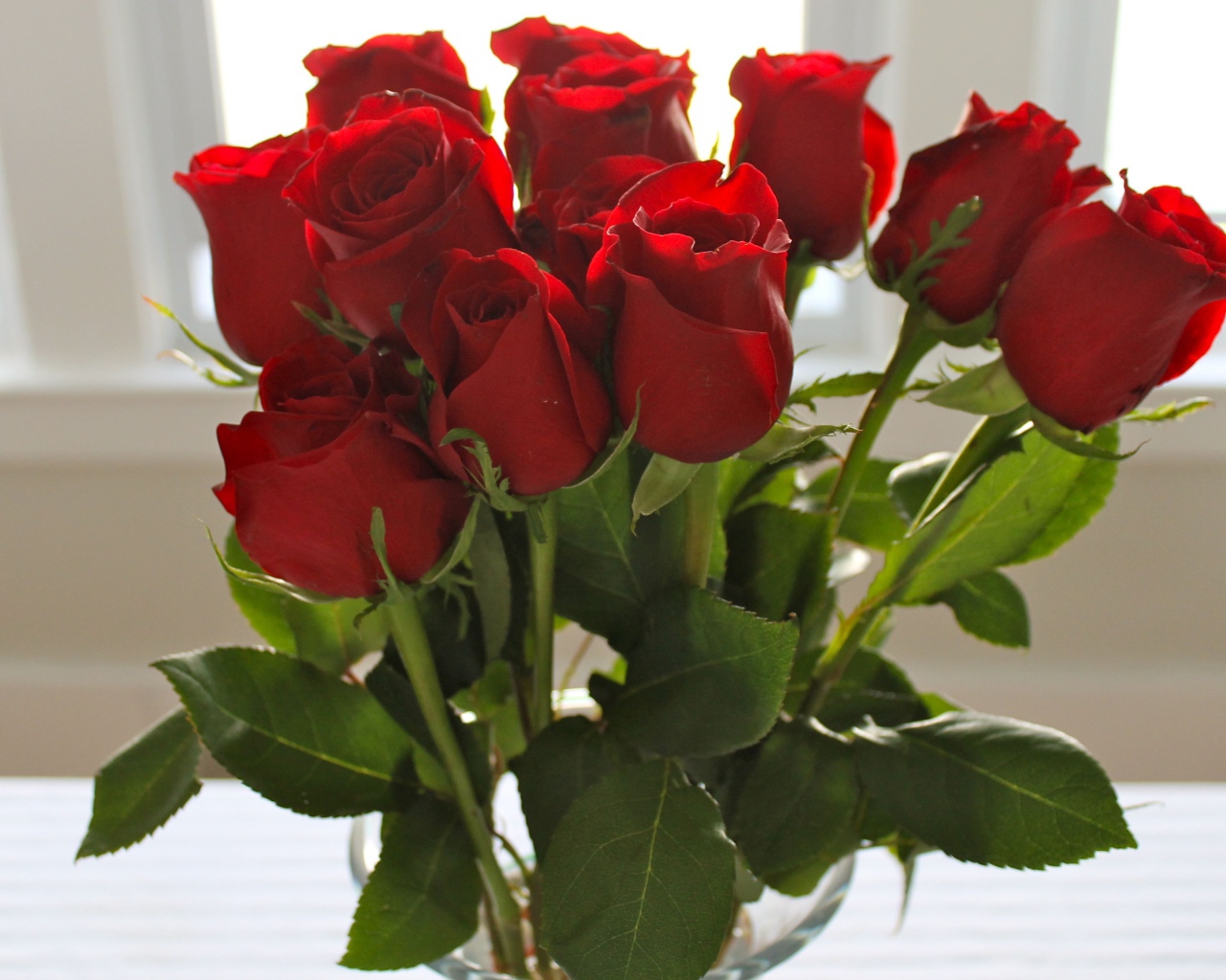 Красные розы на 8 марта