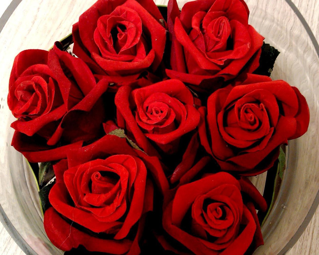 Красные розы на 8 марта в вазе