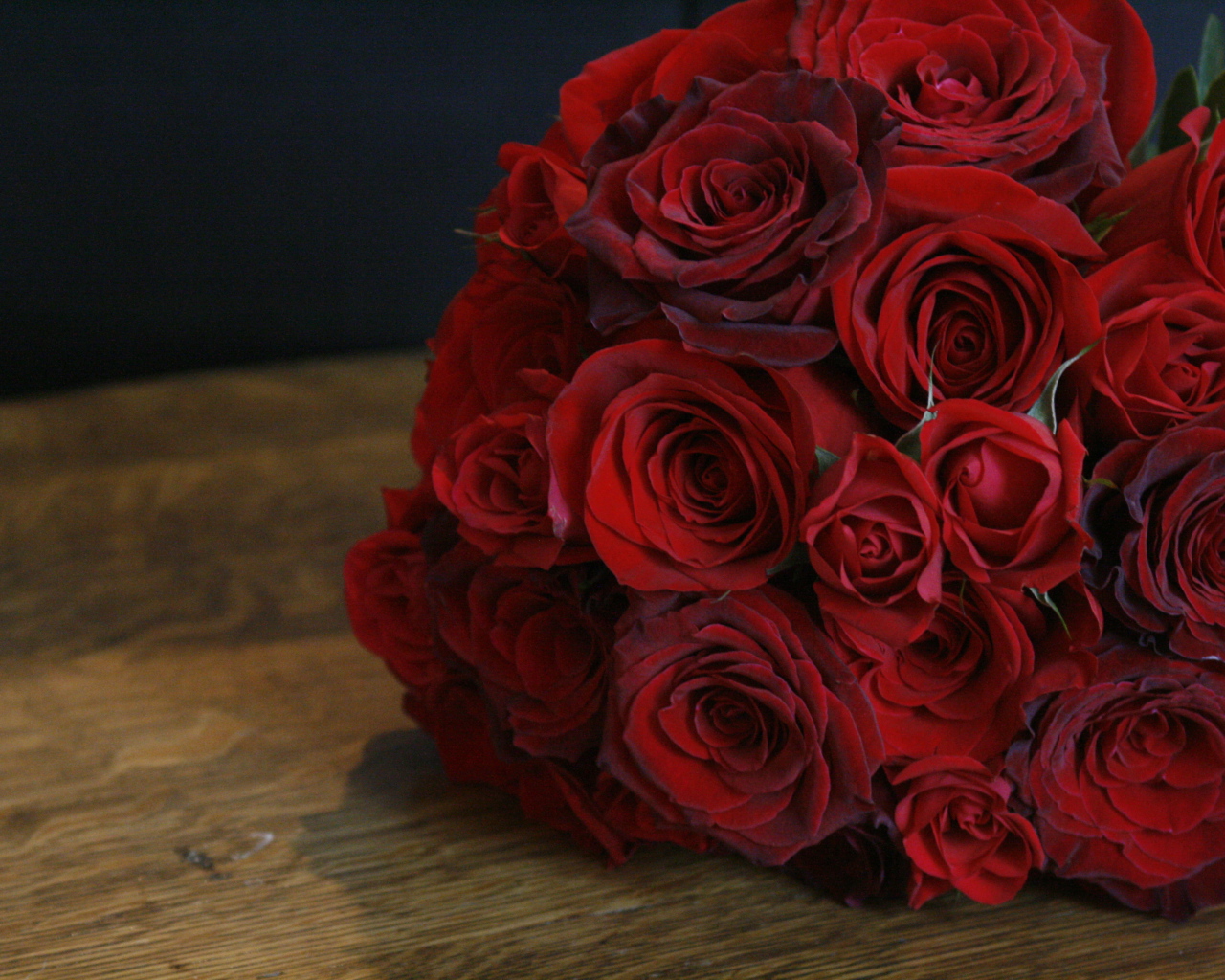Красные розы на 8 марта на темном фоне