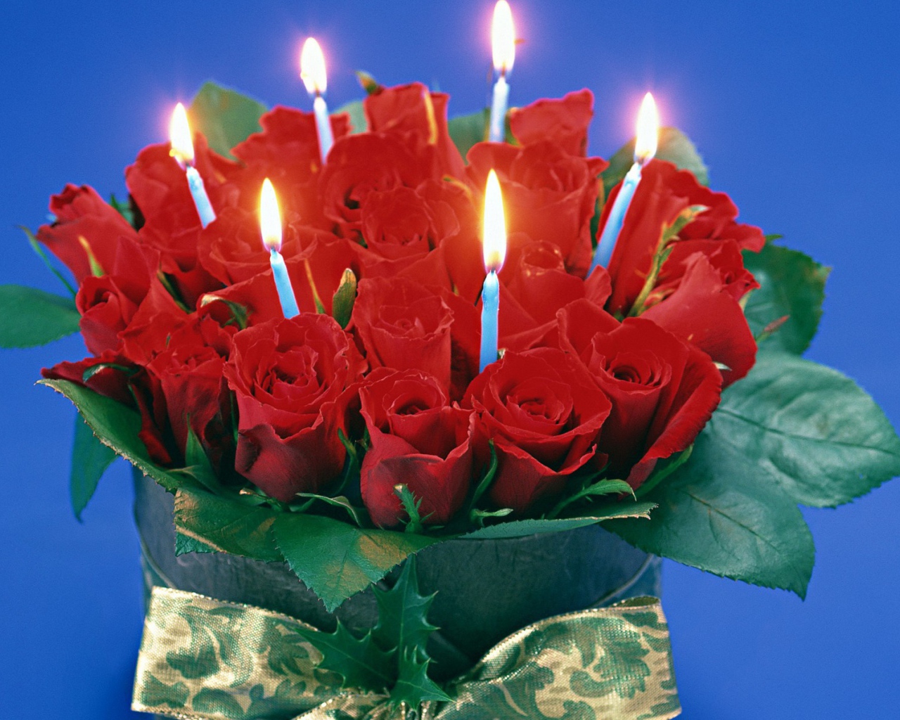 Красные розы на 8 марта со свечами