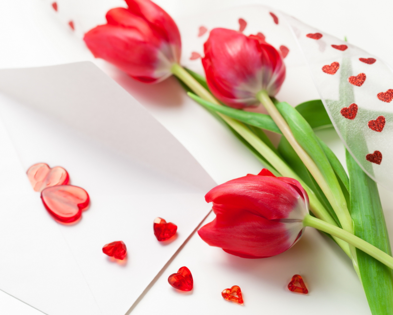 Красные тюльпаны на 8 марта