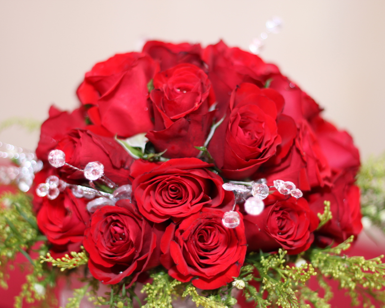 Красные розы на 8 марта с зелеными ветками