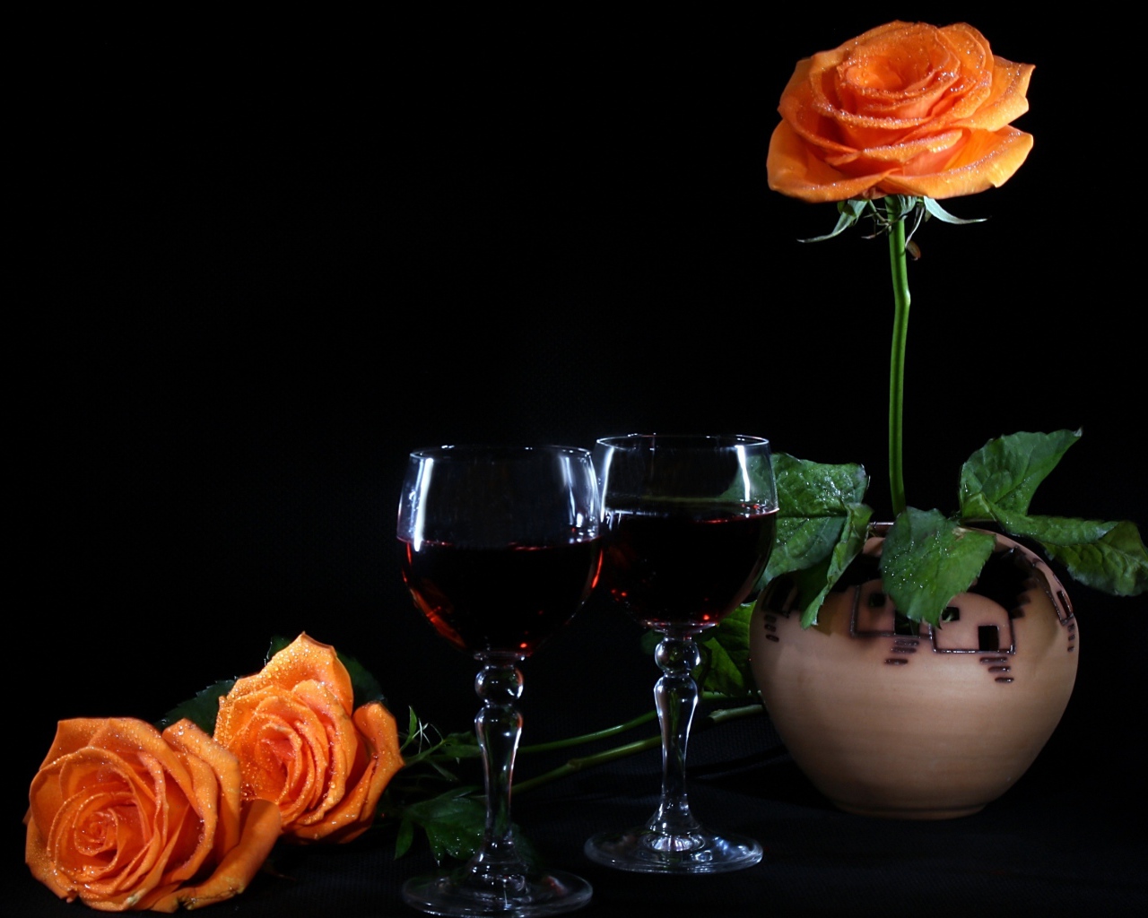 Розы и бокалы с вином