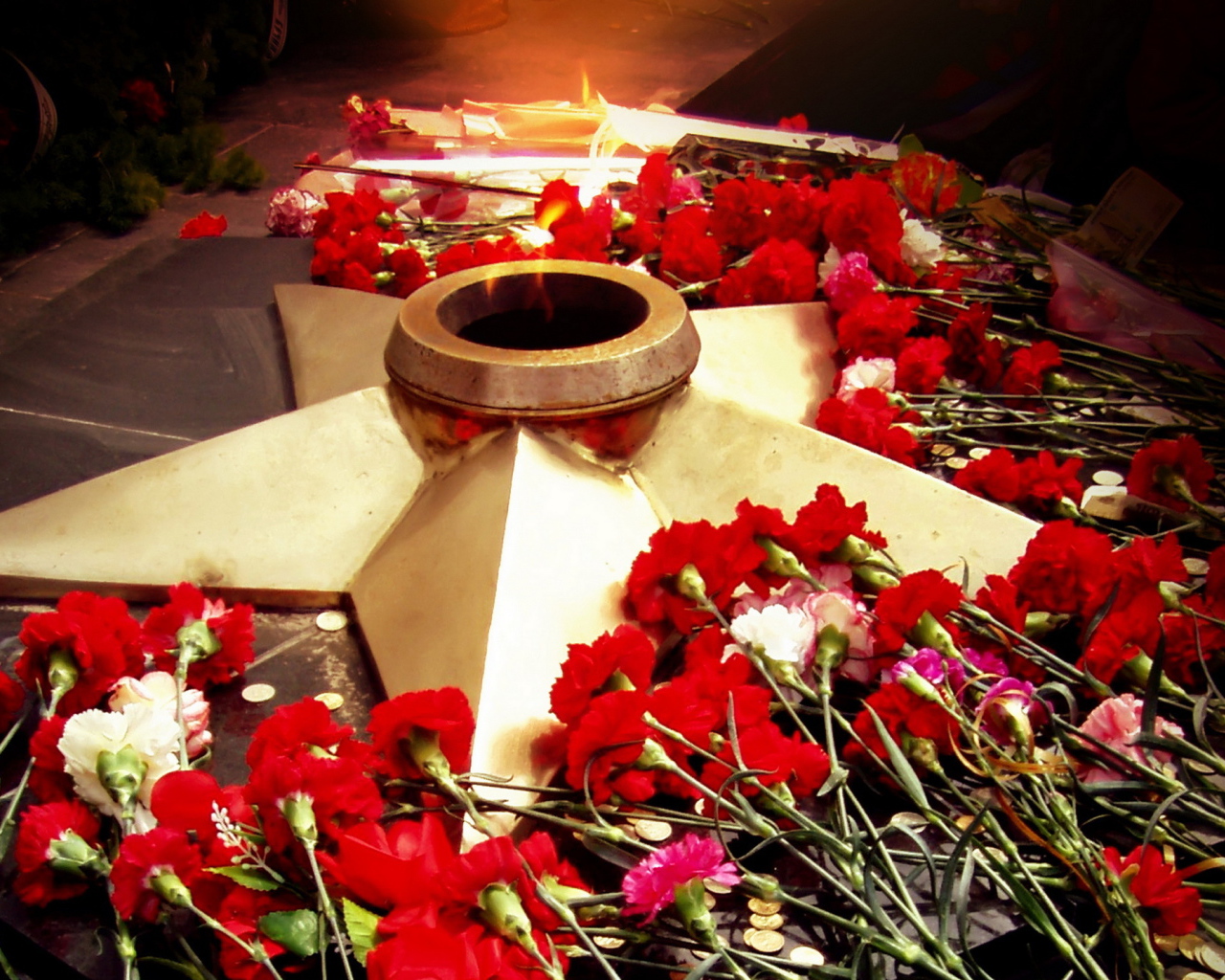 Вечный огонь в День Победы 9 мая