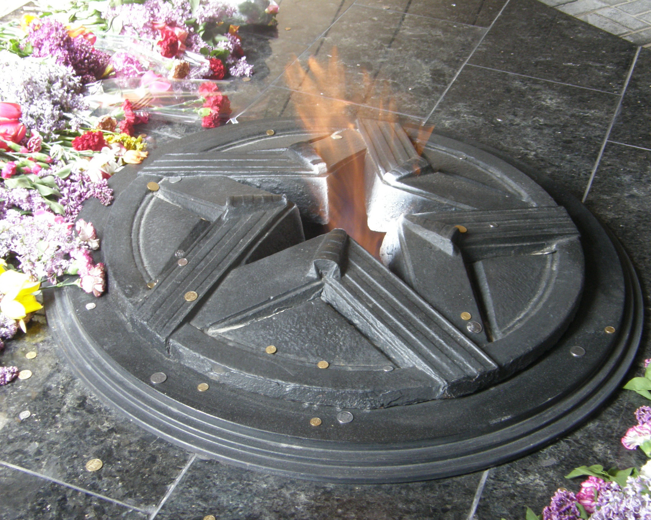 Пламя вечного огня в День Победы 9 мая