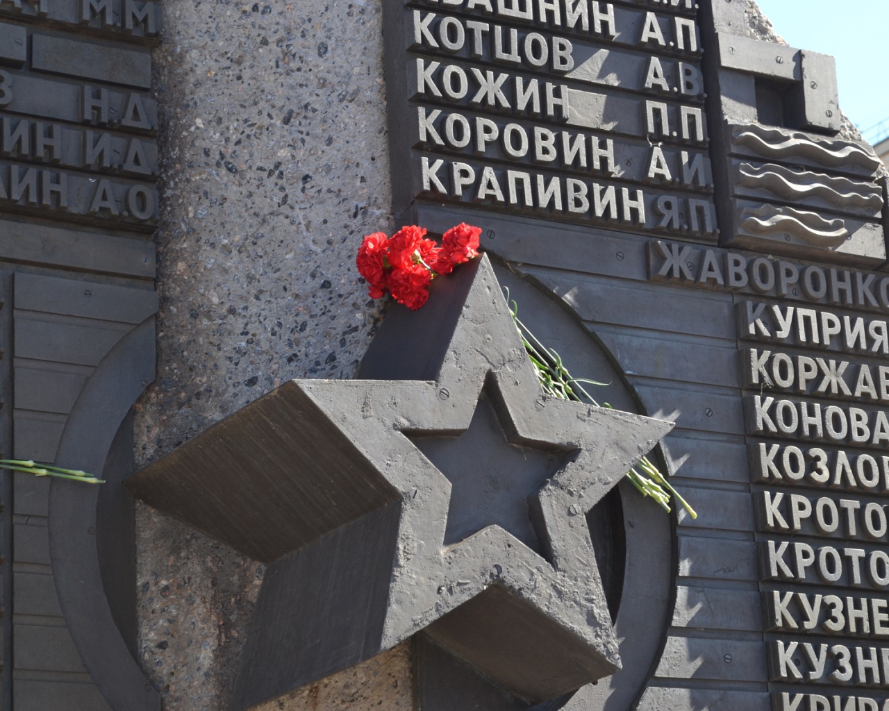 Цветы на монументе в День Победы 9 мая