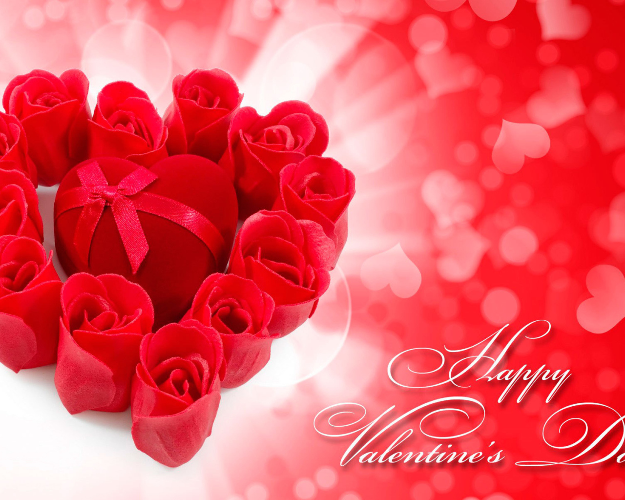 Коробочка с подарком среди роз на День Святого Валентина 14 февраля