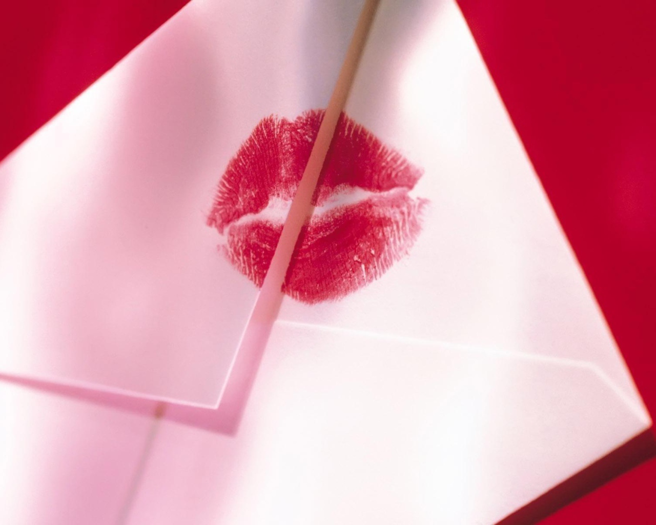 Конверт с поцелуем на День Святого Валентина 14 февраля