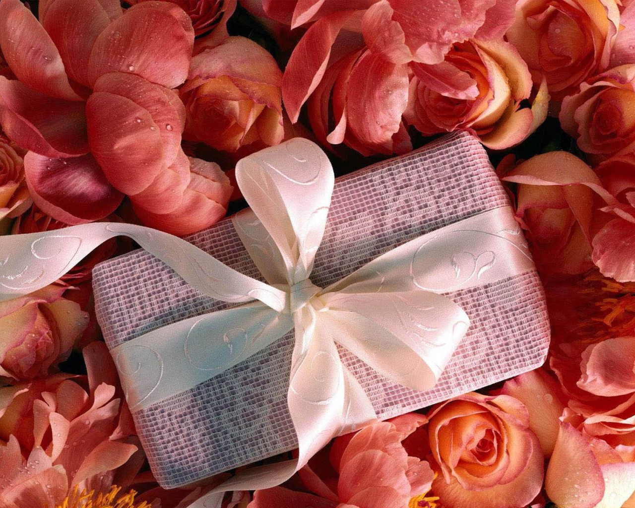 Подарок среди лепестков на День Святого Валентина 14 февраля