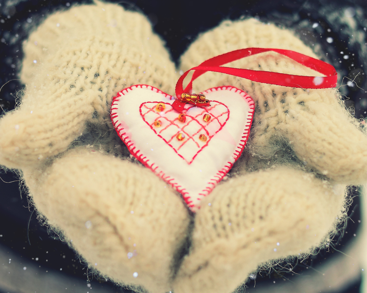 Сердце в руках на День Святого Валентина 14 февраля