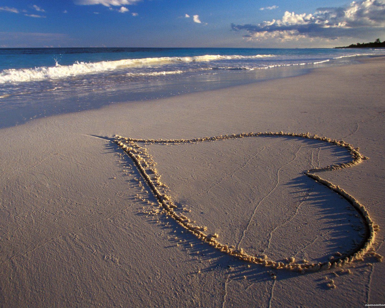 Сердце на песке на День Влюбленных 14 февраля