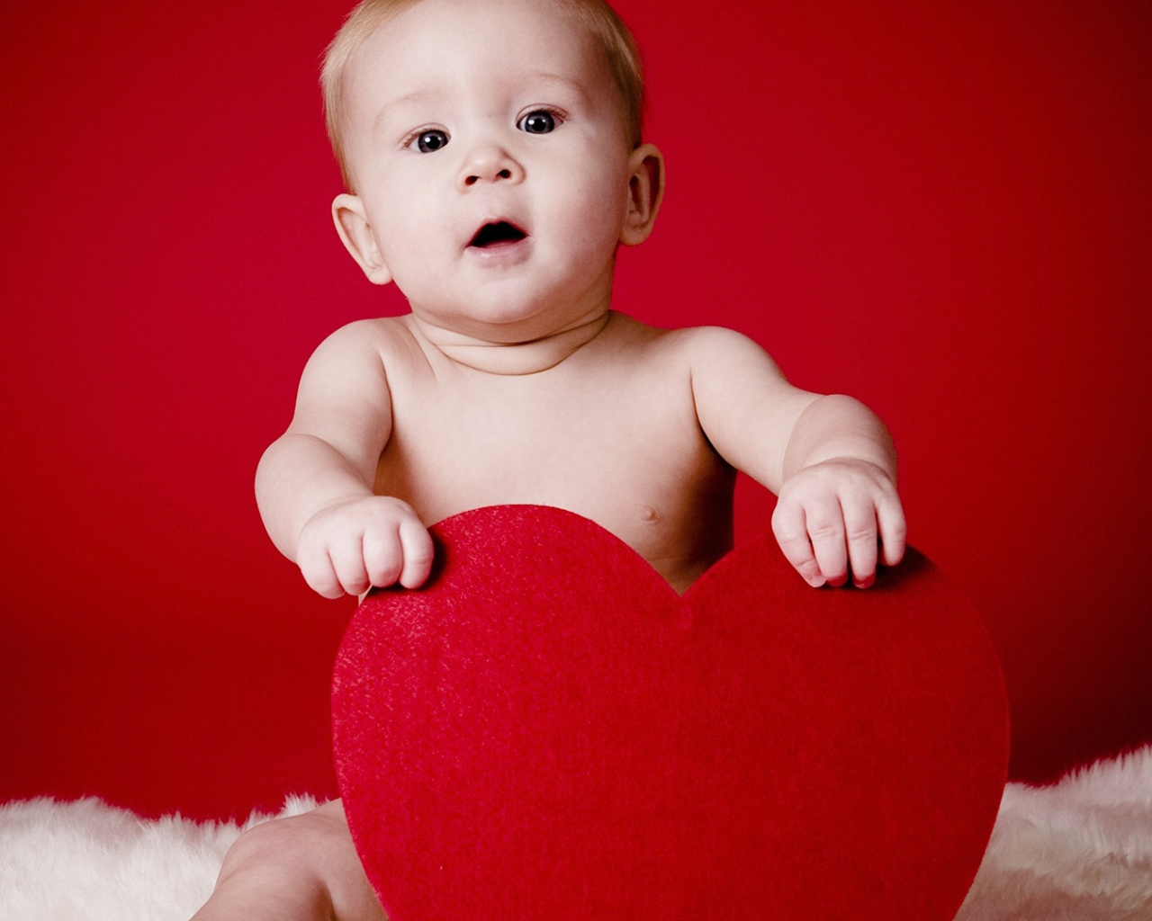 Малыш с сердцем на День Влюбленных 14 февраля