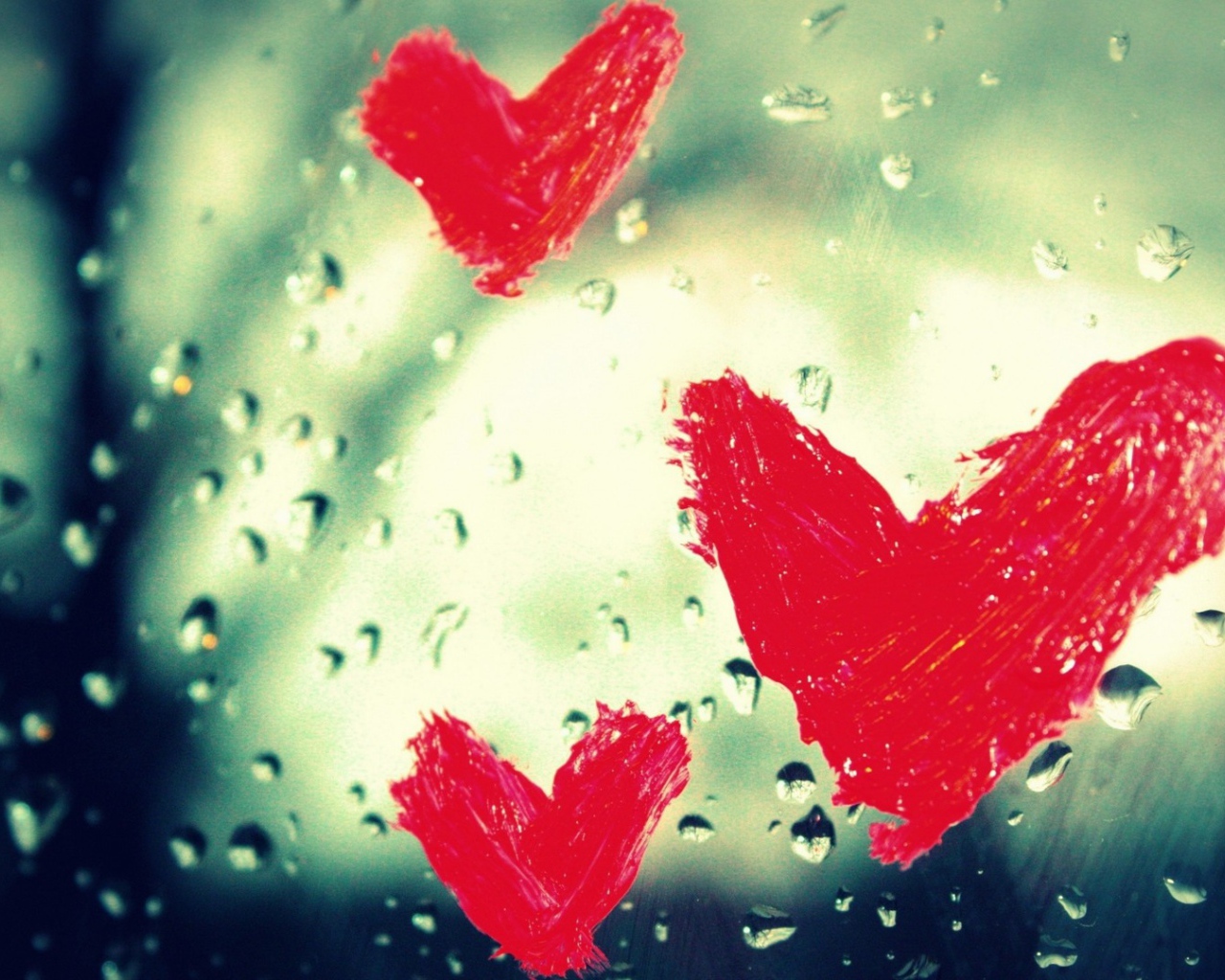 Три красных сердца на День Влюбленных 14 февраля