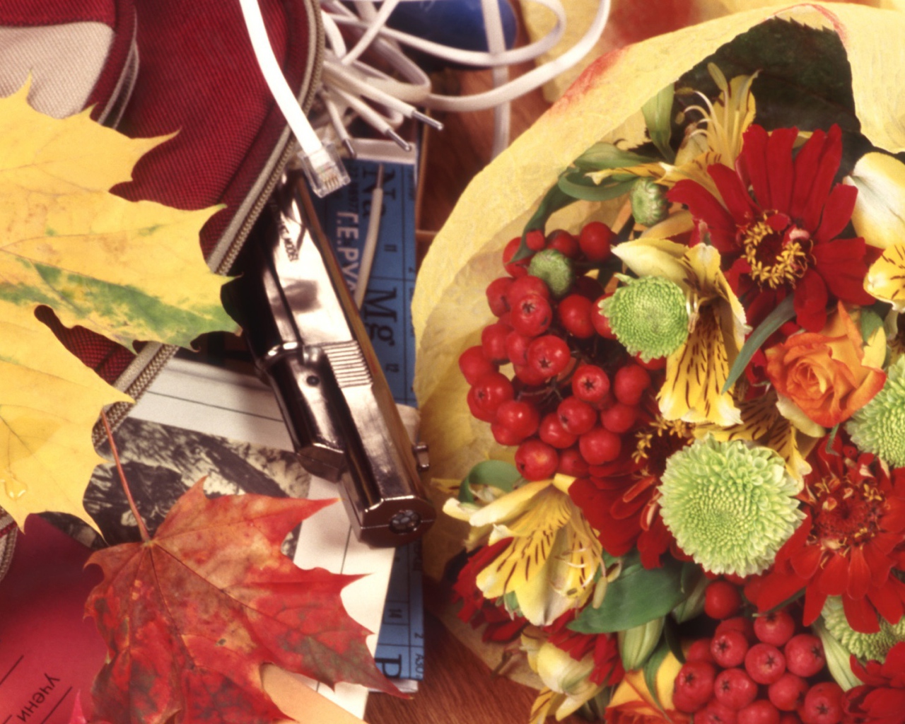 Осенние листья и букет на День знаний 1 сентября