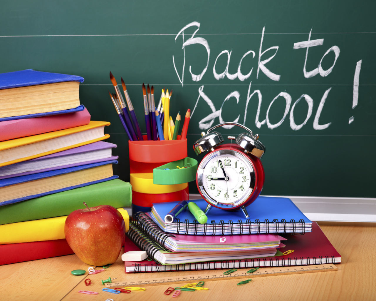 Книги и будильник в День знаний 1 сентября