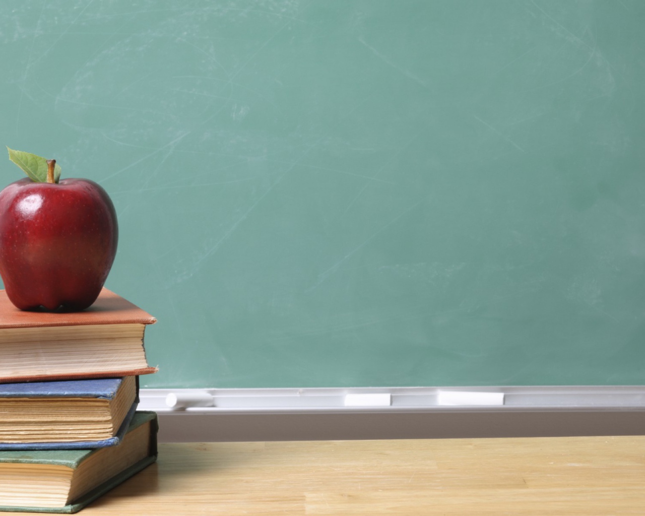 Учебники на столе День знаний 1 сентября