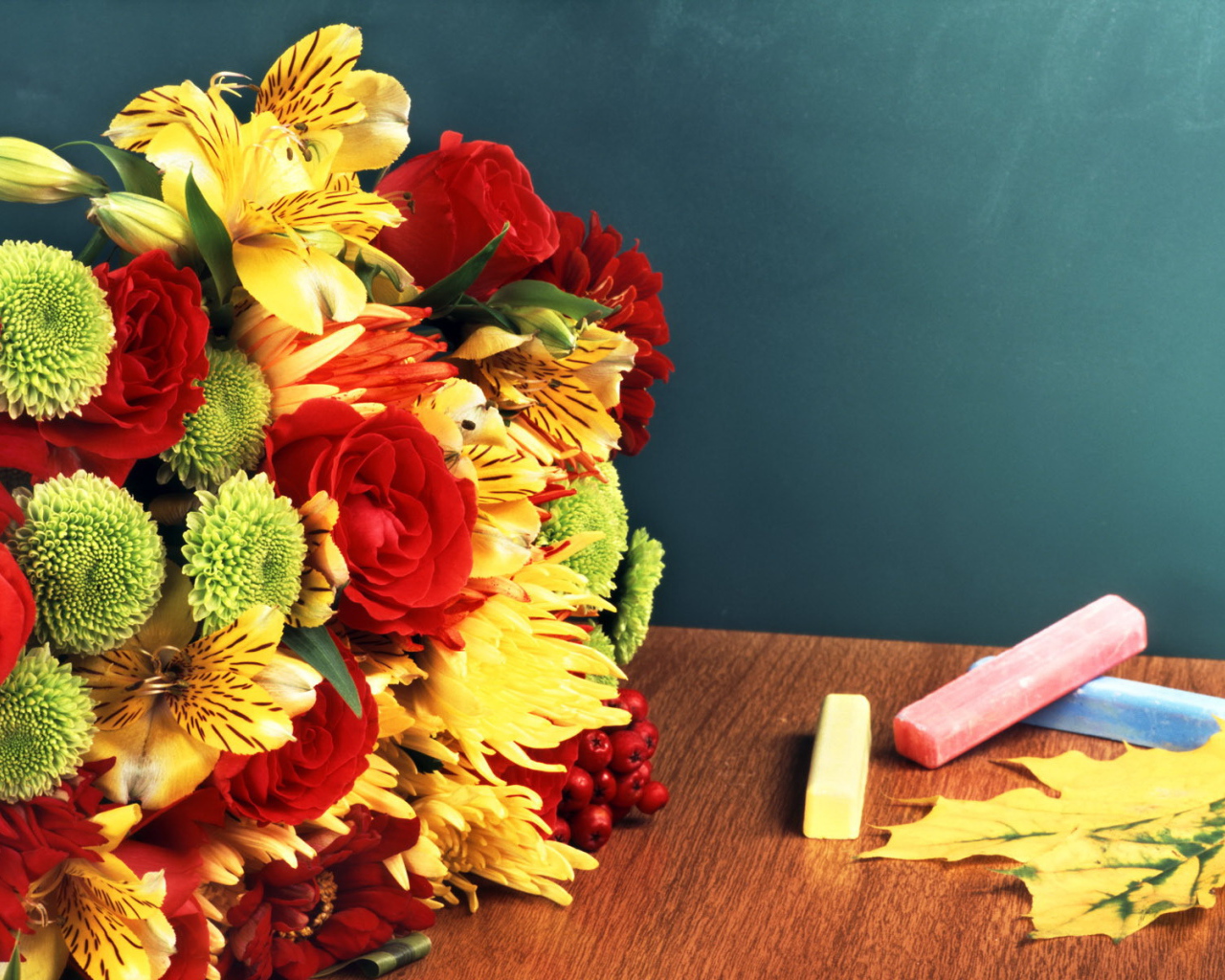 Букет и мелки на столе в День знаний 1 сентября