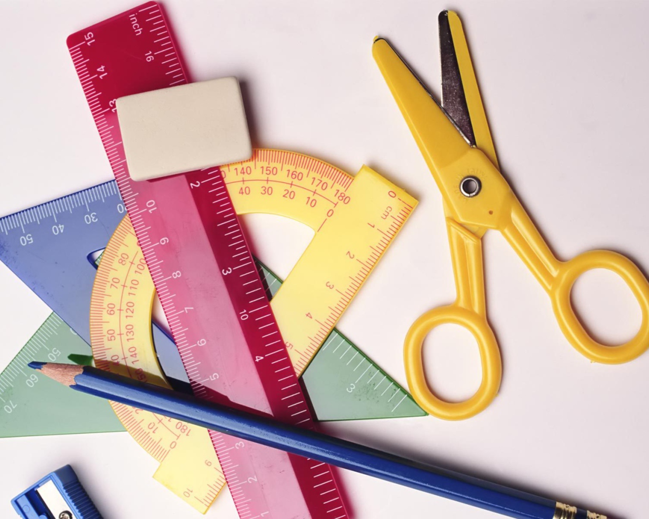 Содержимое портфеля в День знаний 1 сентября