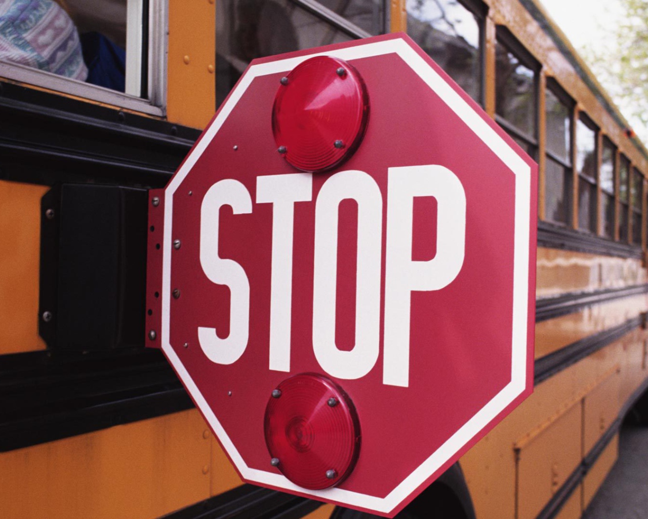 Школьный автобус в День знаний 1 сентября