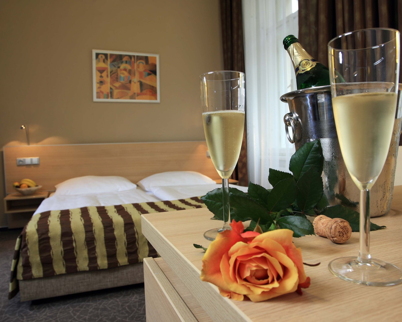 Шампанское в спальне
