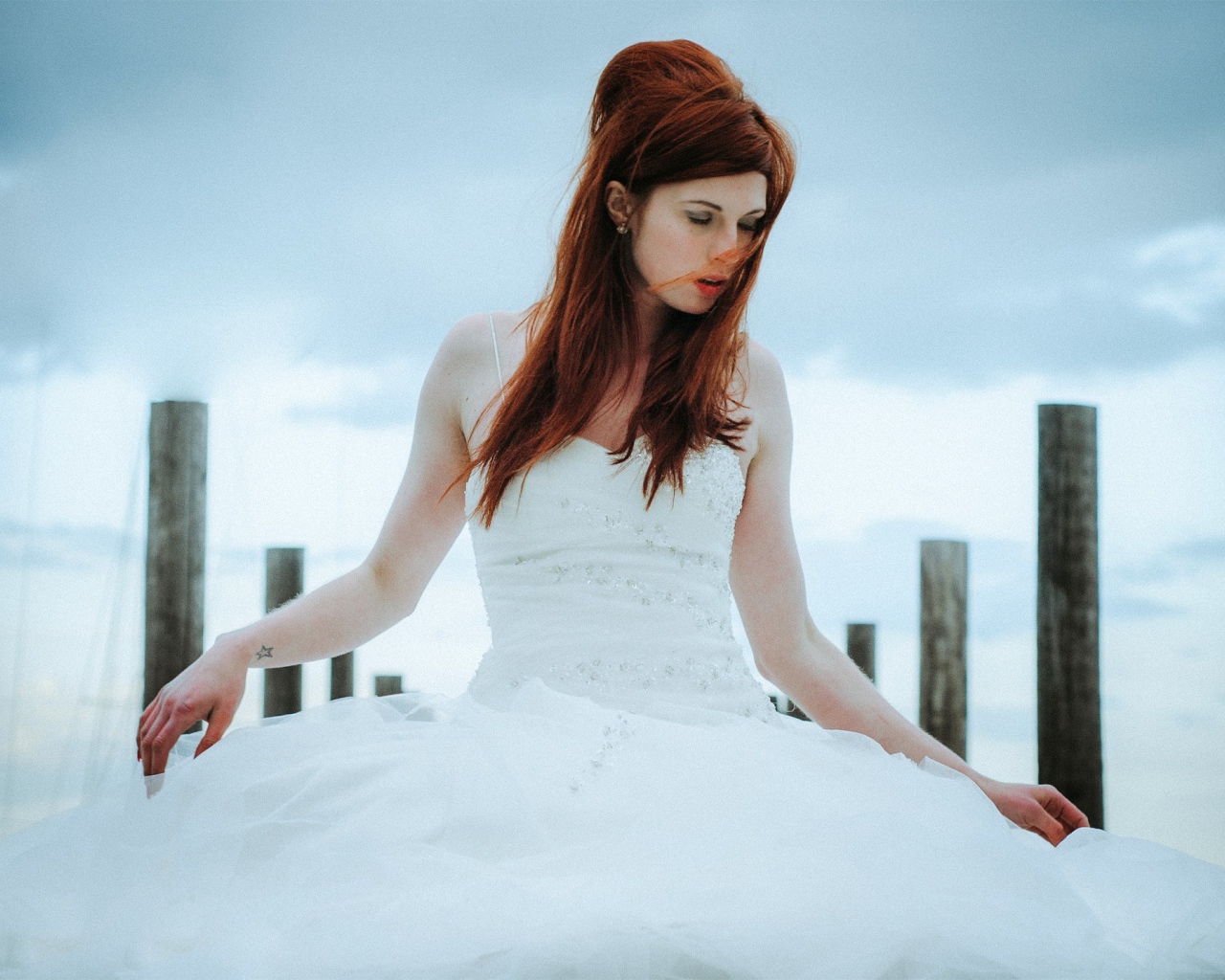 Девушка в свадебном платье
