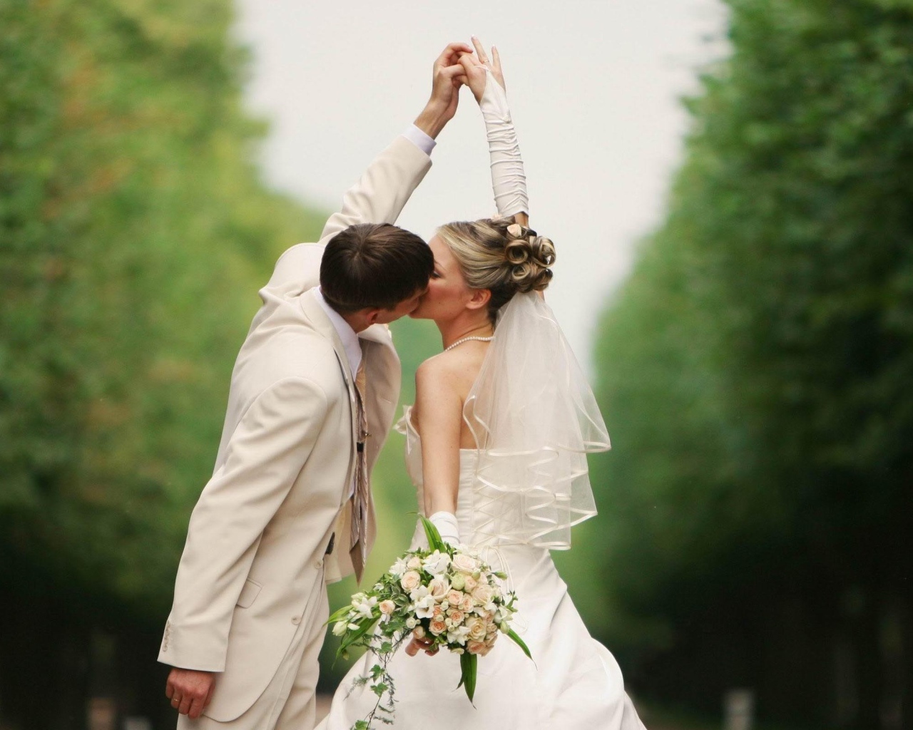 Поцелуй жениха и невесты