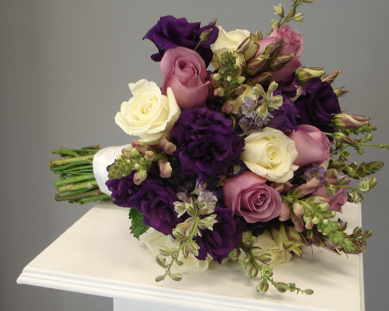Фиолетовые розы в красивом свадебном букете