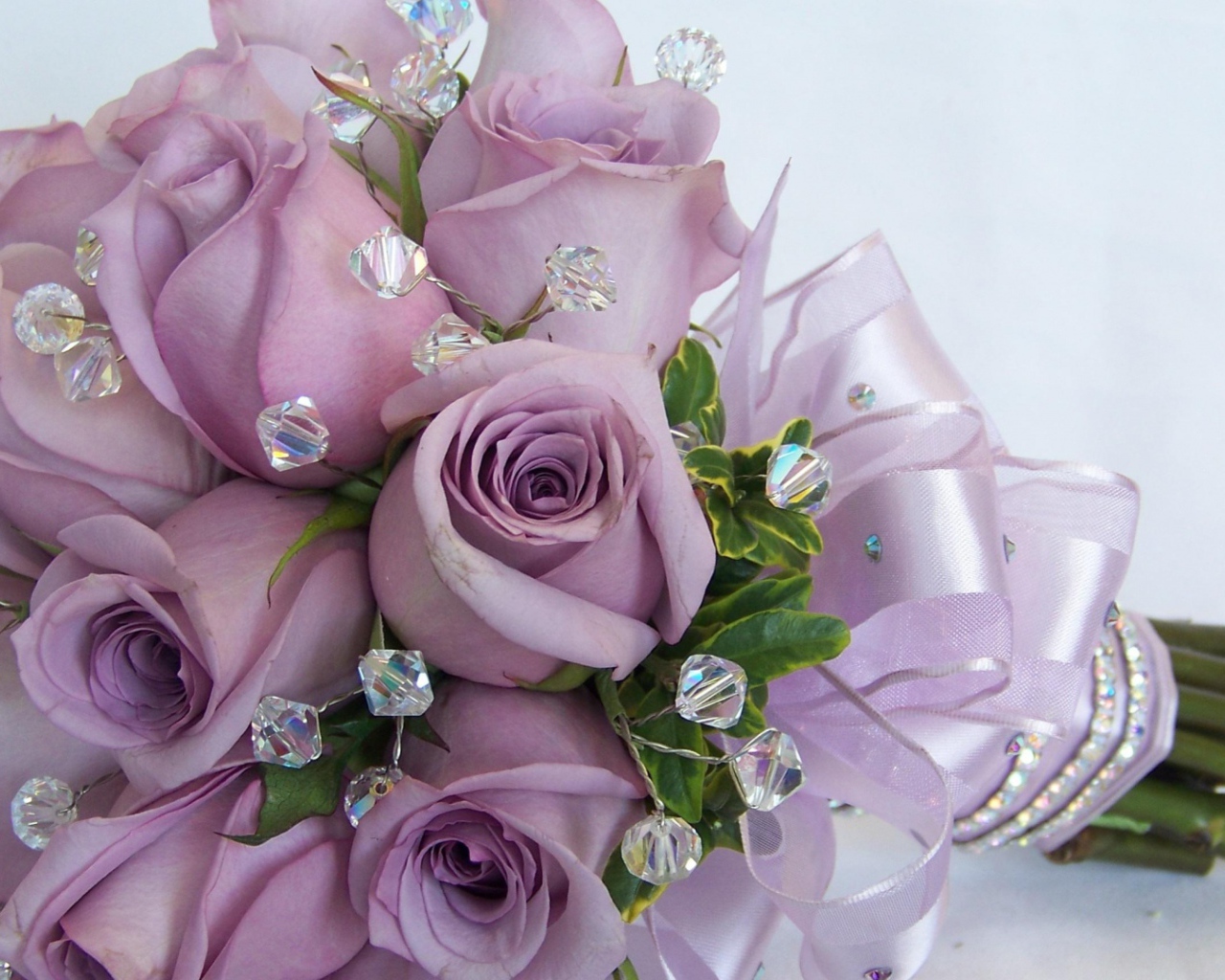 Фиолетовые розы в свадебном букете