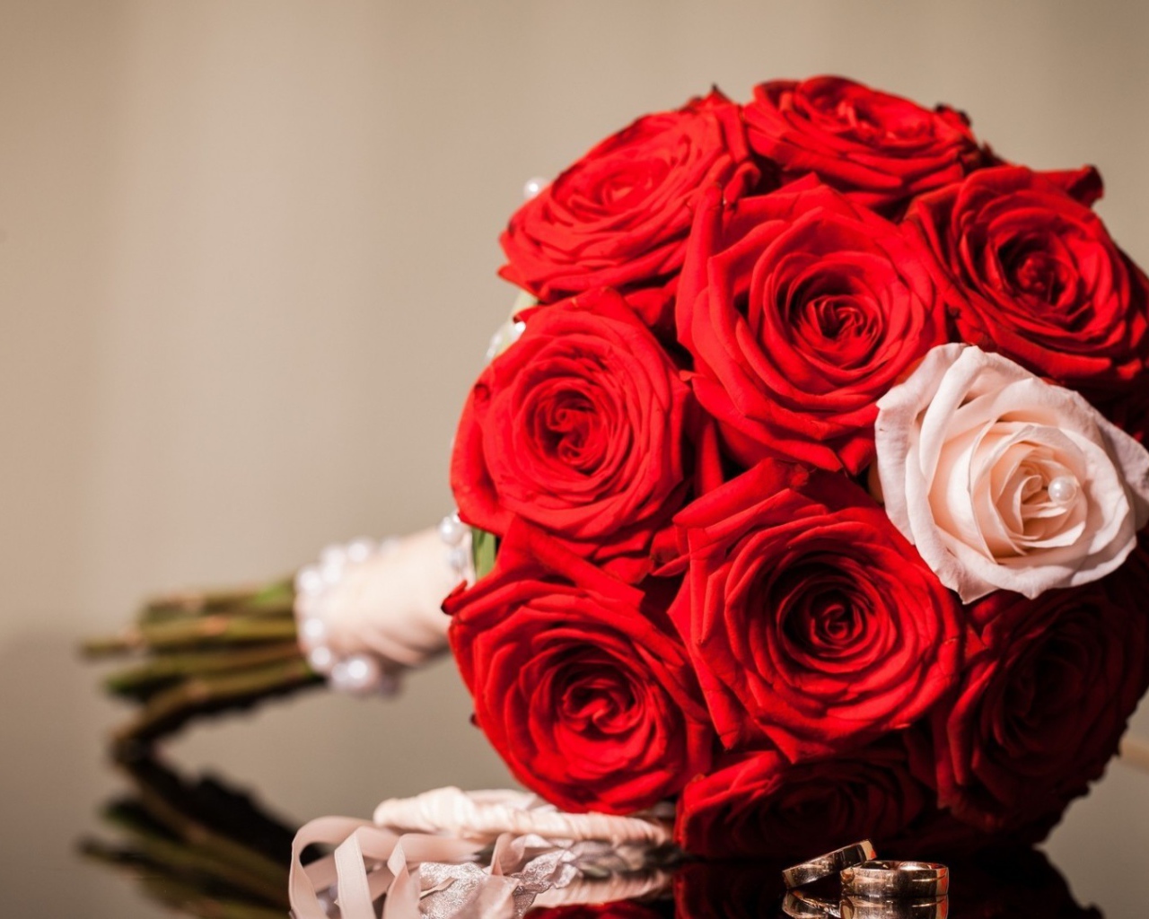 Красные розы в свадебном букете