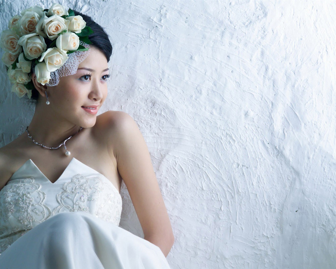 Невеста у белой стены