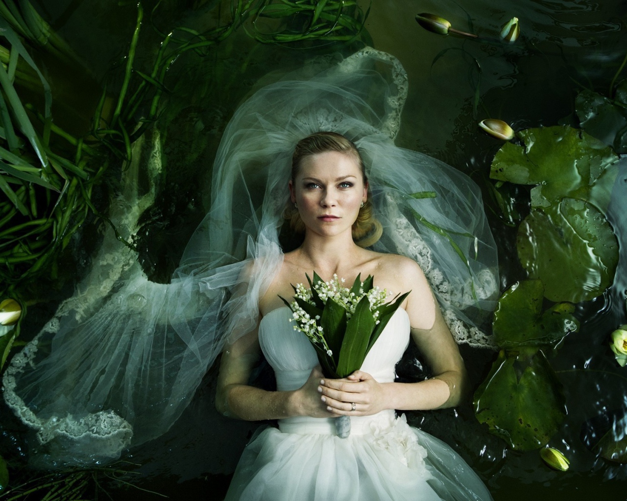 Невеста лежит в воде