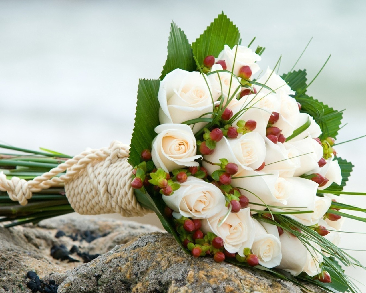 Белые розы в свадебном  букете