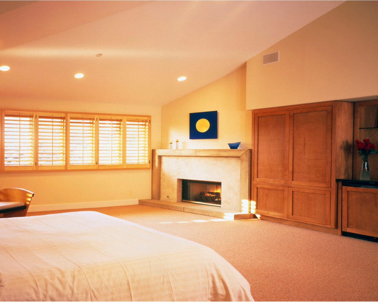 Спальня с камином на даче