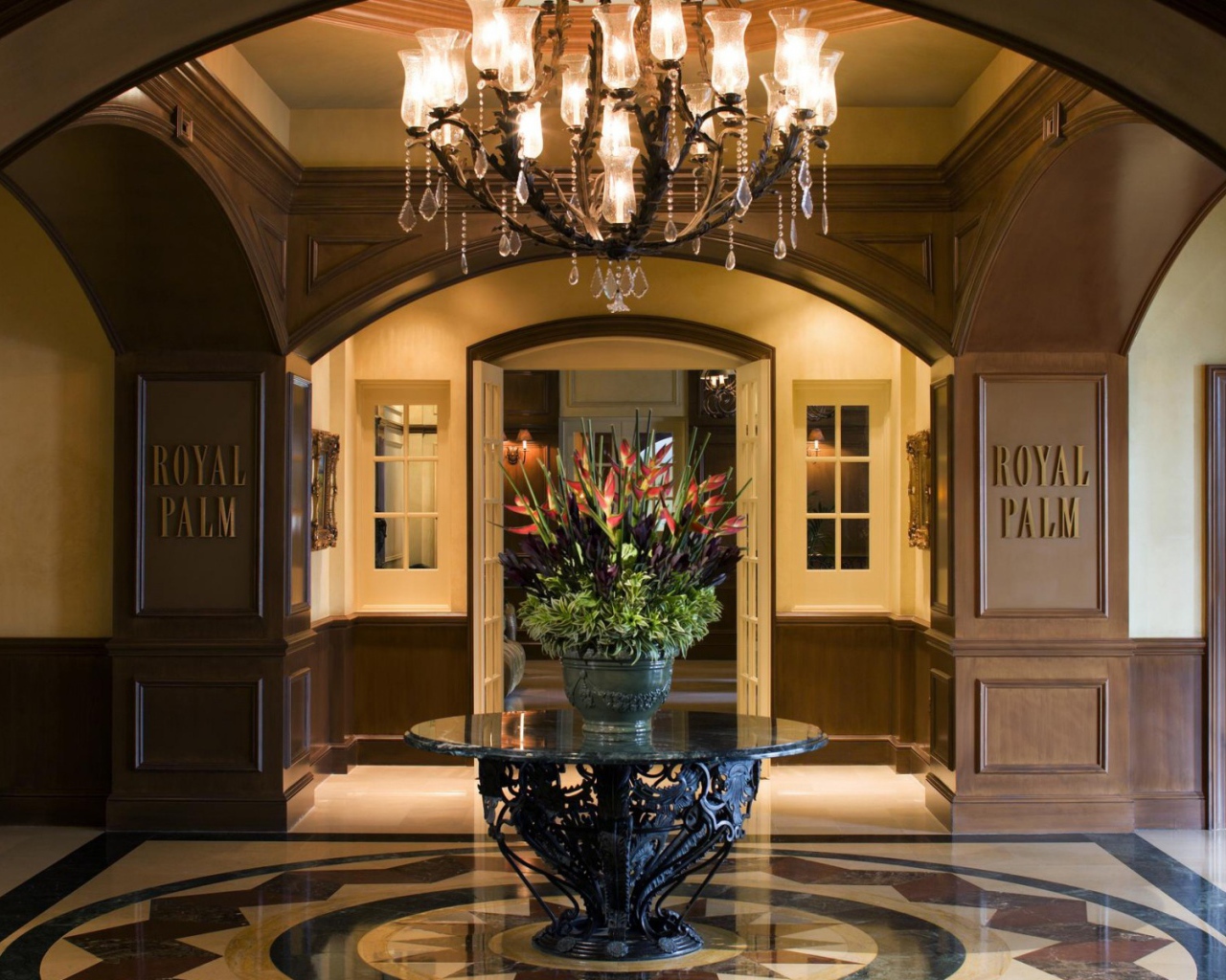 Цветы на оригинальном столе