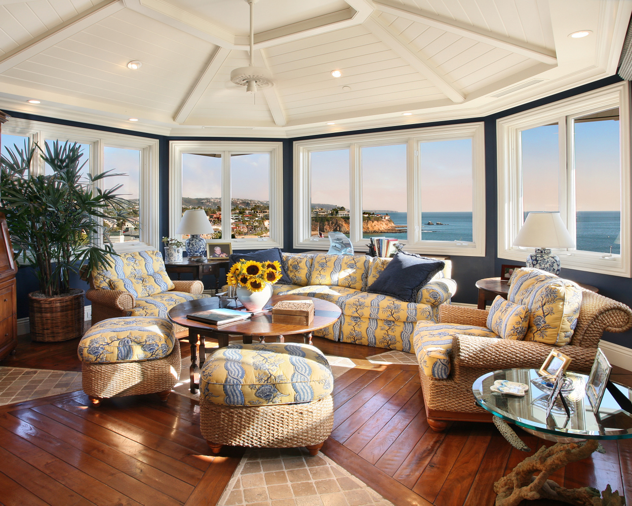 Комната с видом на море