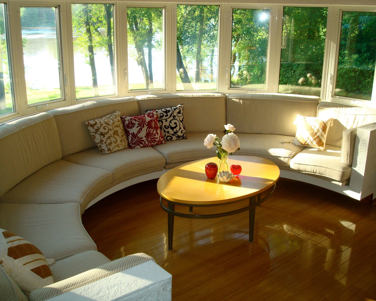 Круглая веранда с диваном