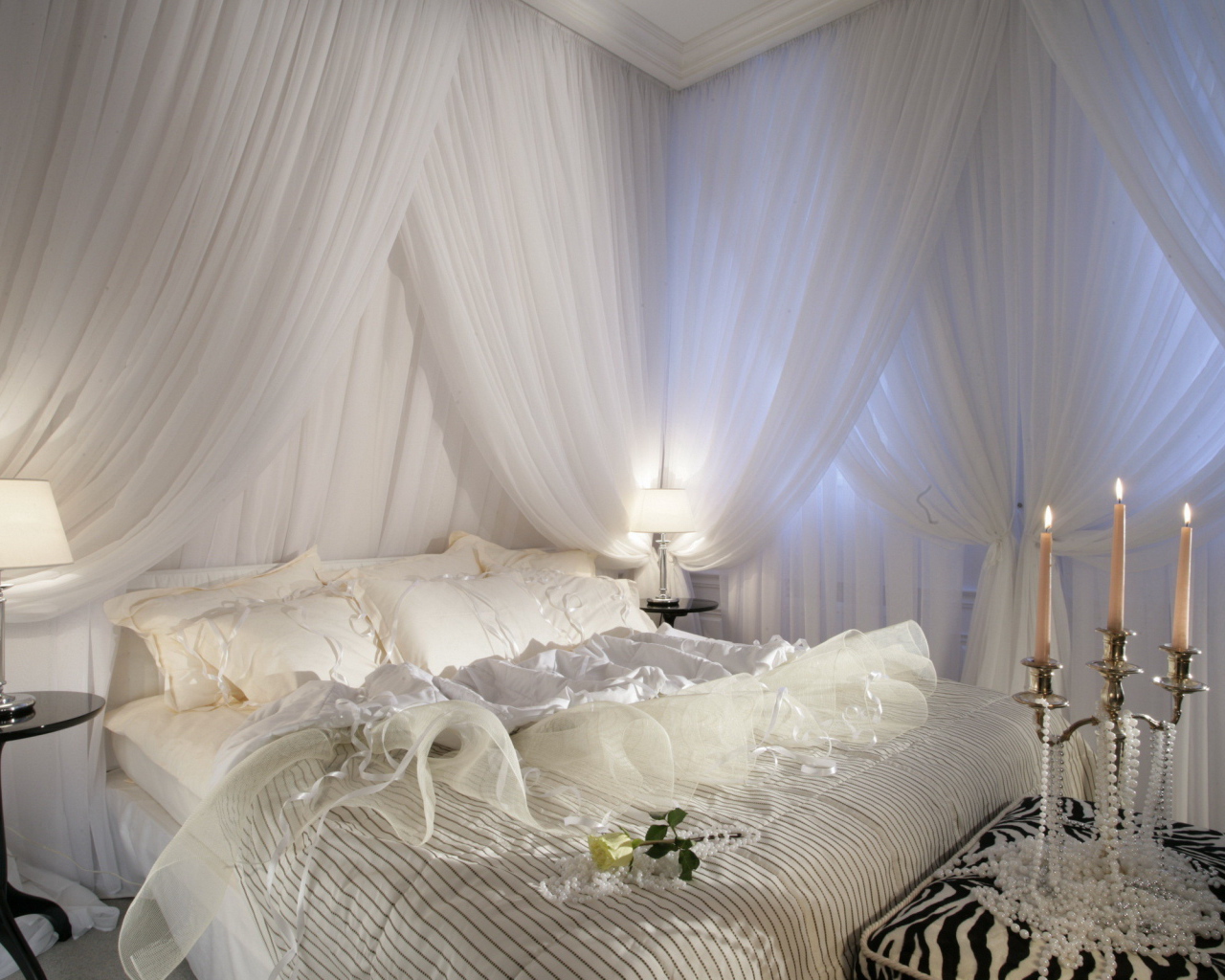 Белая спальня со свечами