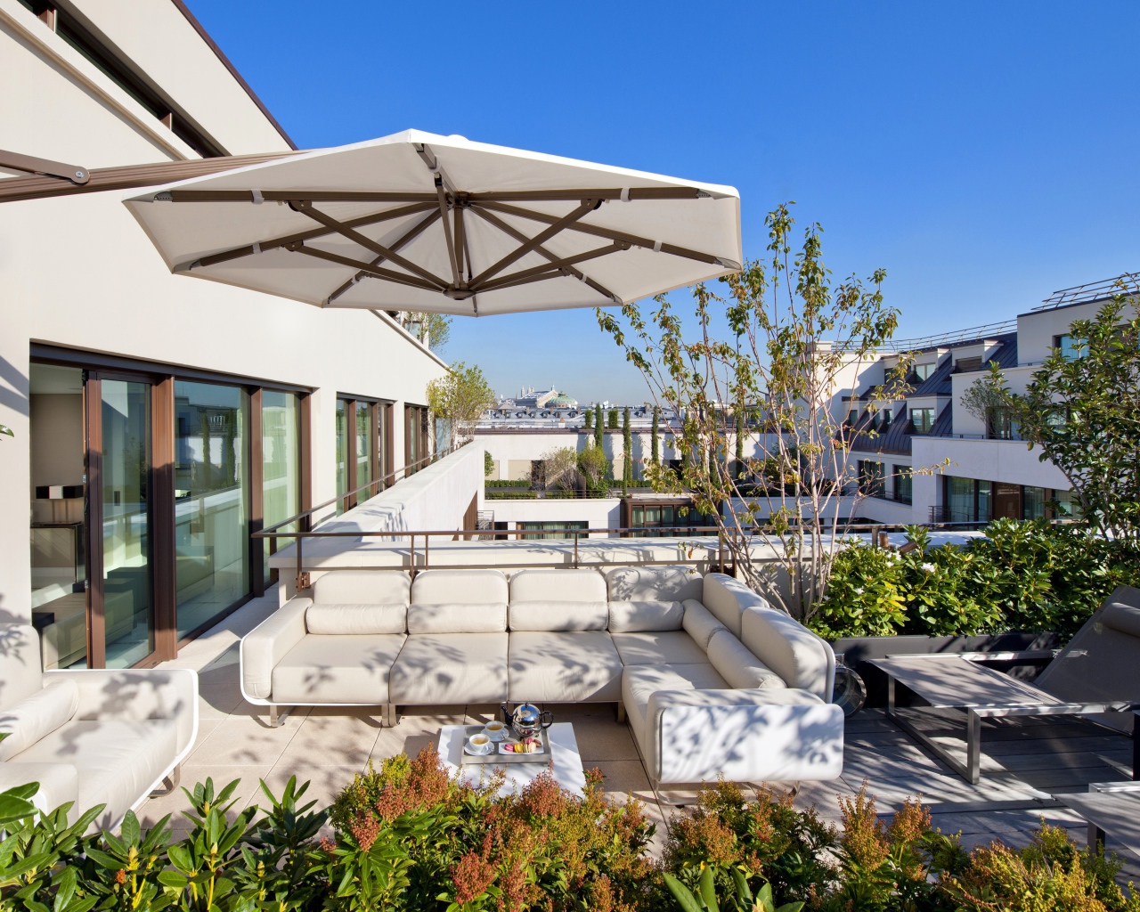 Белый диван на веранде