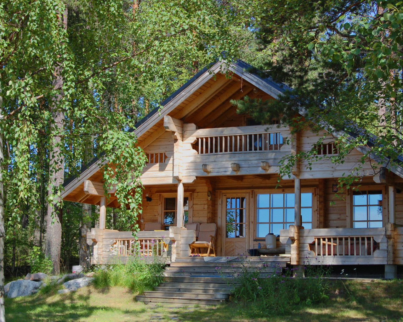 Деревянный дом в лесу