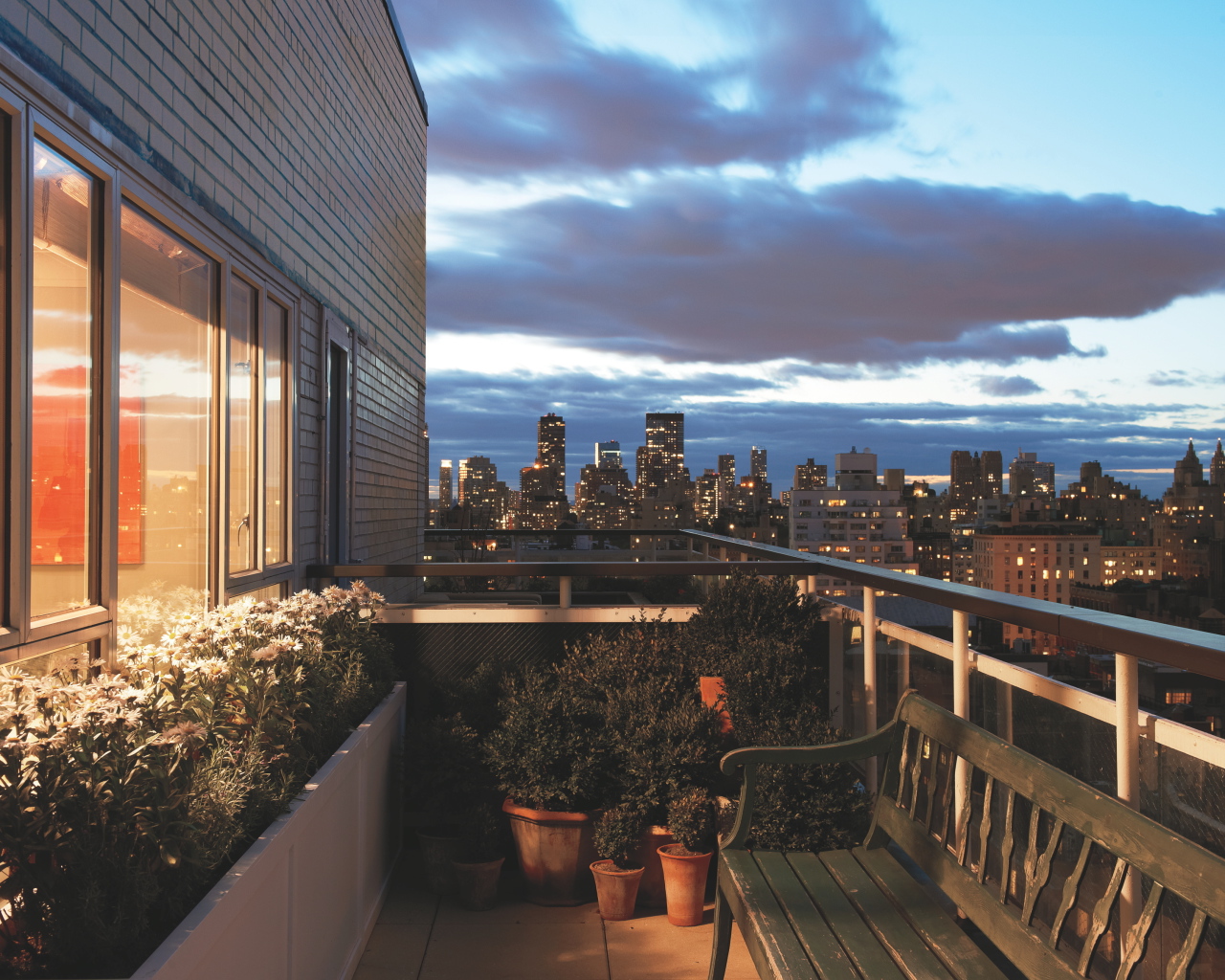 Балкон со скамейкой