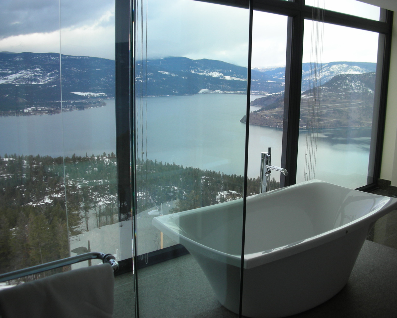 Застеклённая ванна