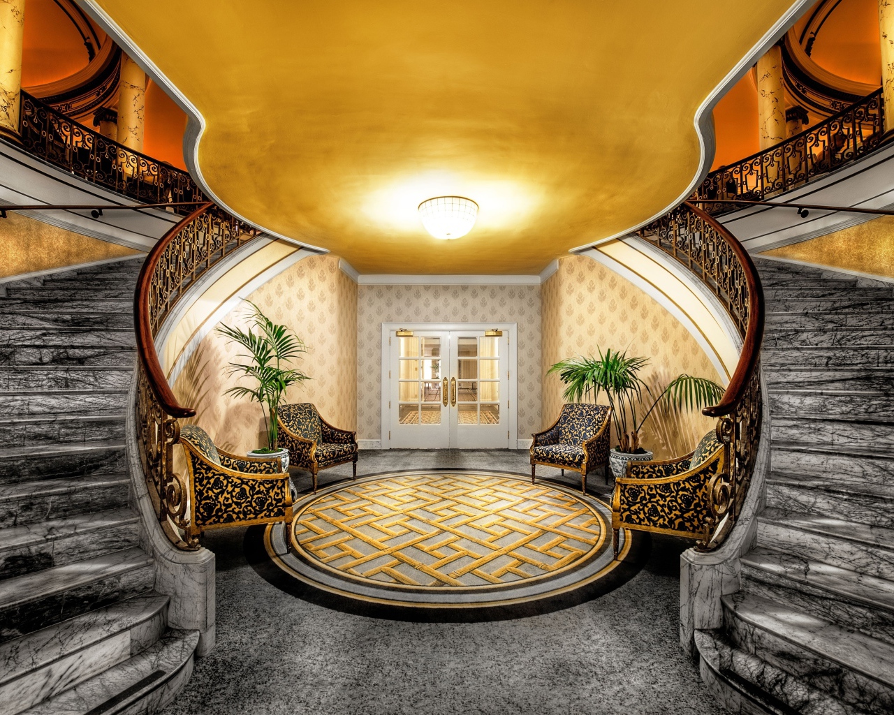Холл и мраморная лестница