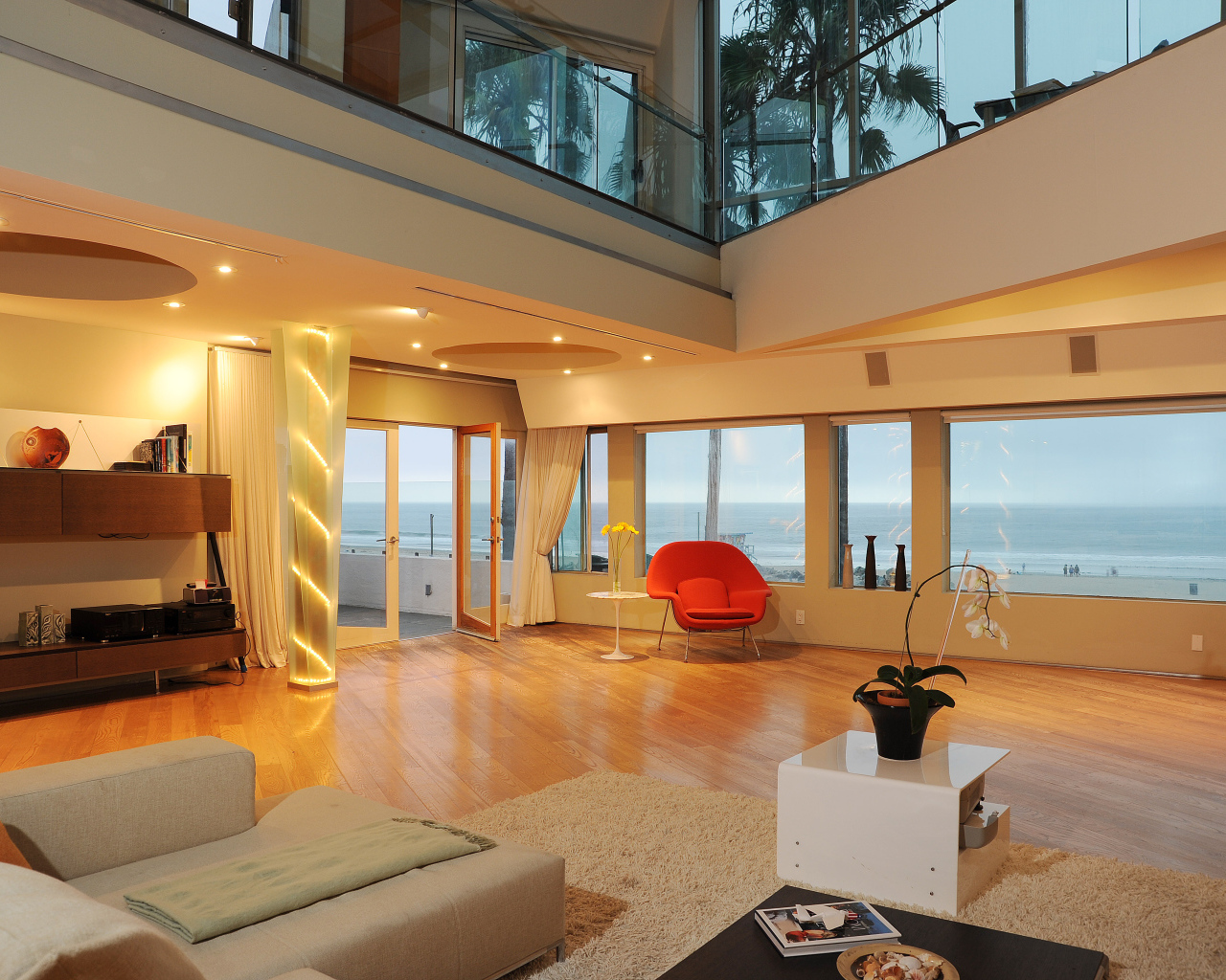 Холл дома около моря