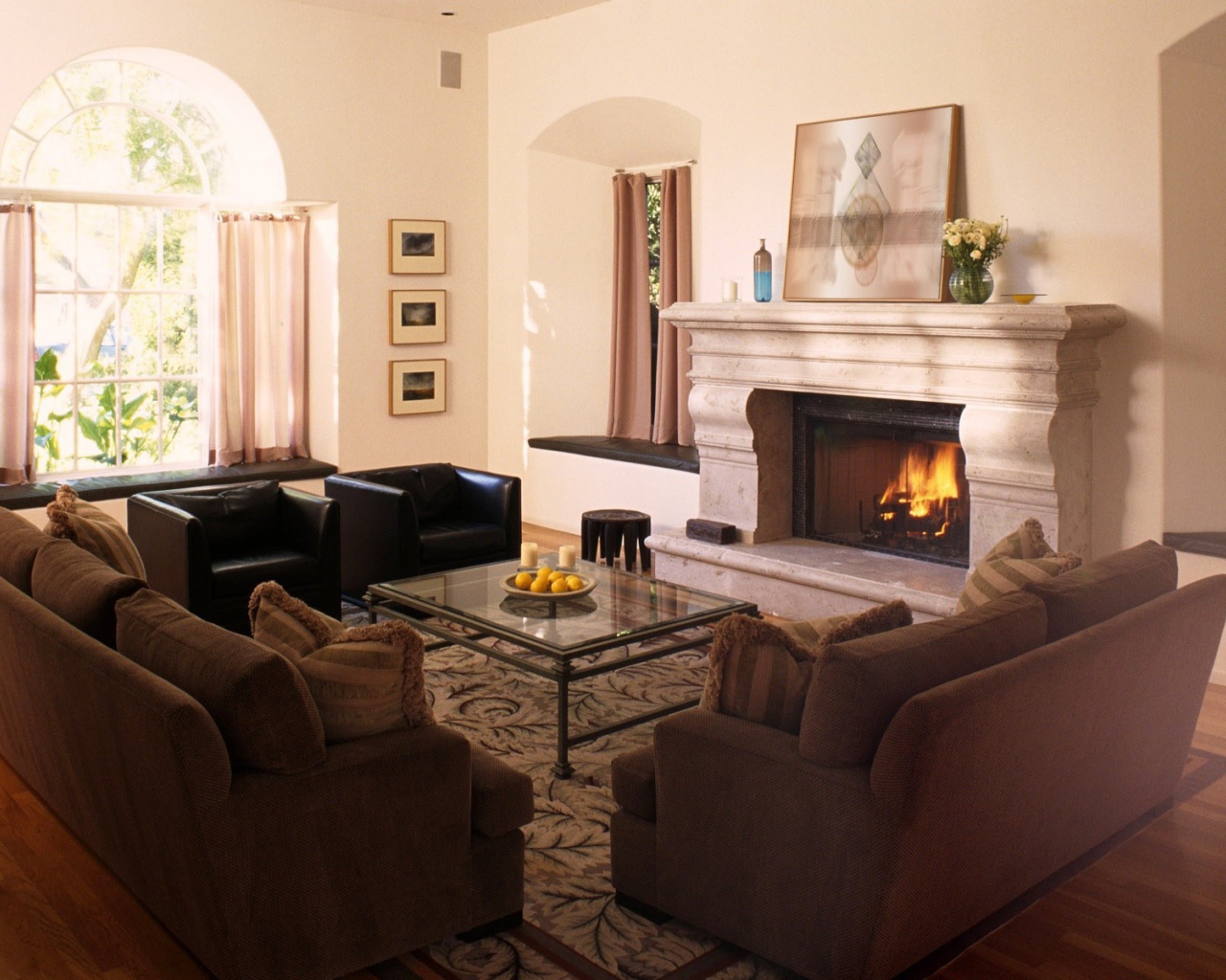 Интерьер комнаты с камином