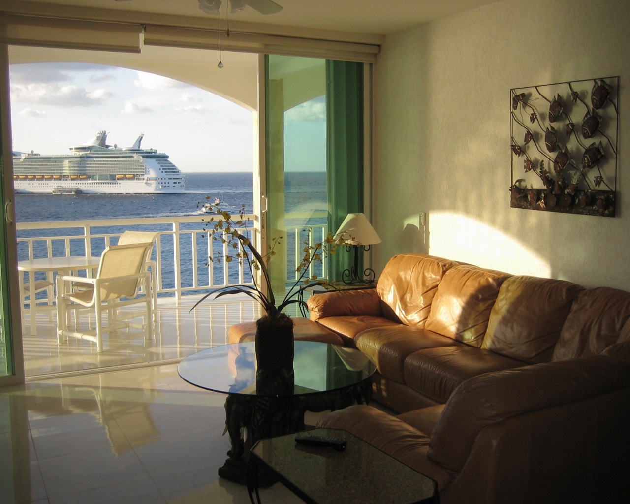 Комната с диваном с видом на море